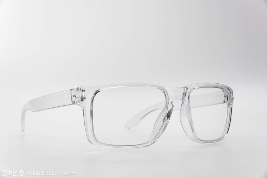 眼镜 从矫正视窗到时尚符号的演变